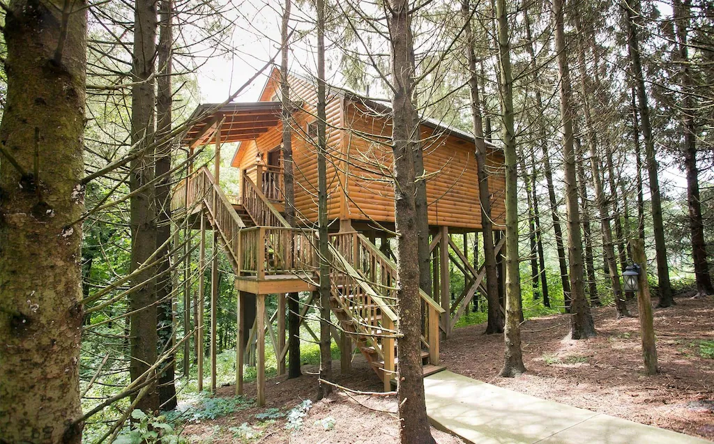 Treehouse rental cabin in Ohio