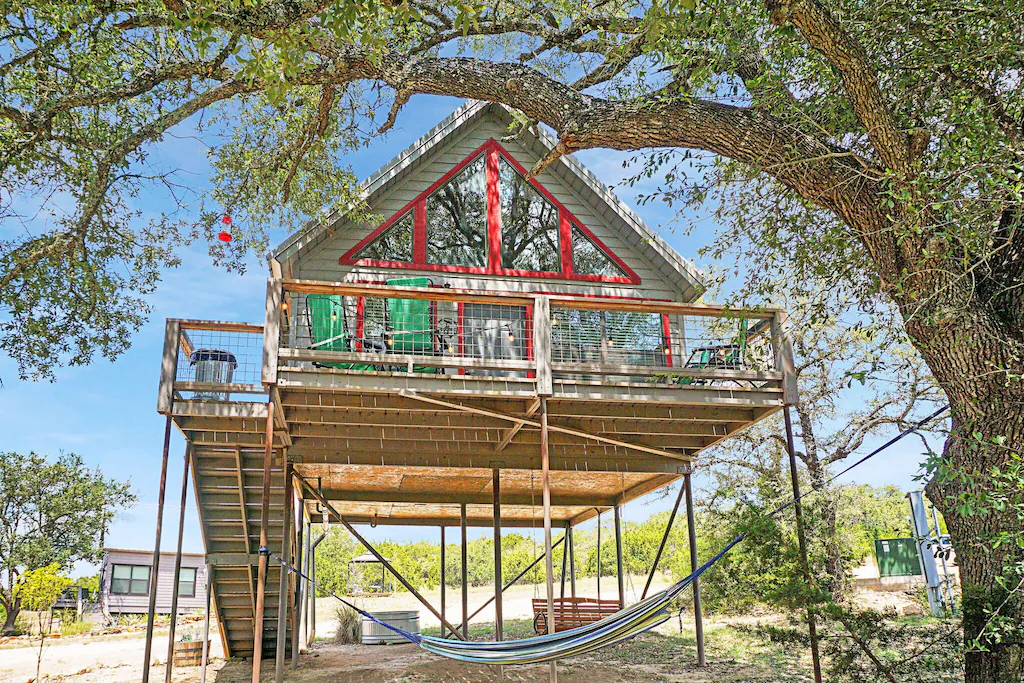 Tall treehouse to rent in Texas
